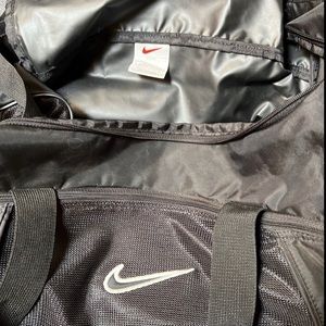 Nike gym bag w/breathable mesh. Black. Light weight in  great condition